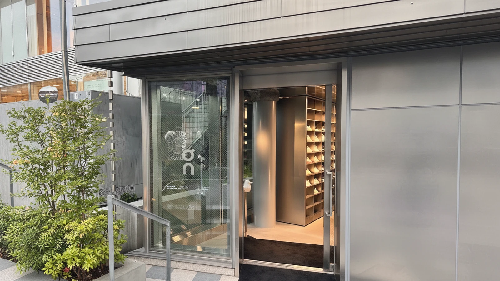 On Store Tokyo Cat Street 히어로 이미지